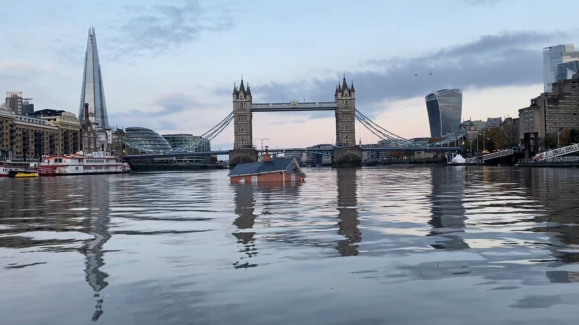 Man dies after falling into Thames