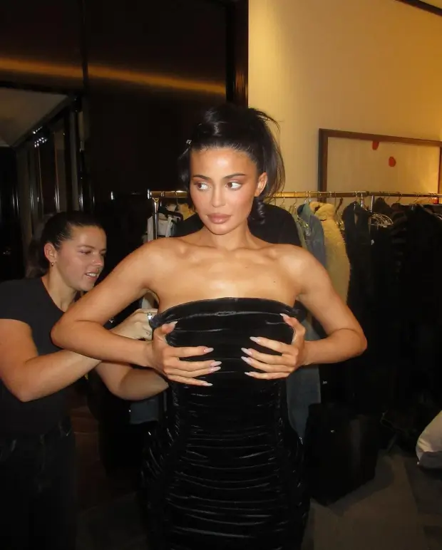 Kylie Jenner boob grab