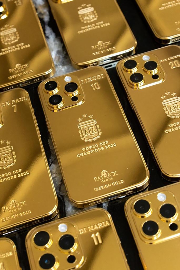 gold iPhones 