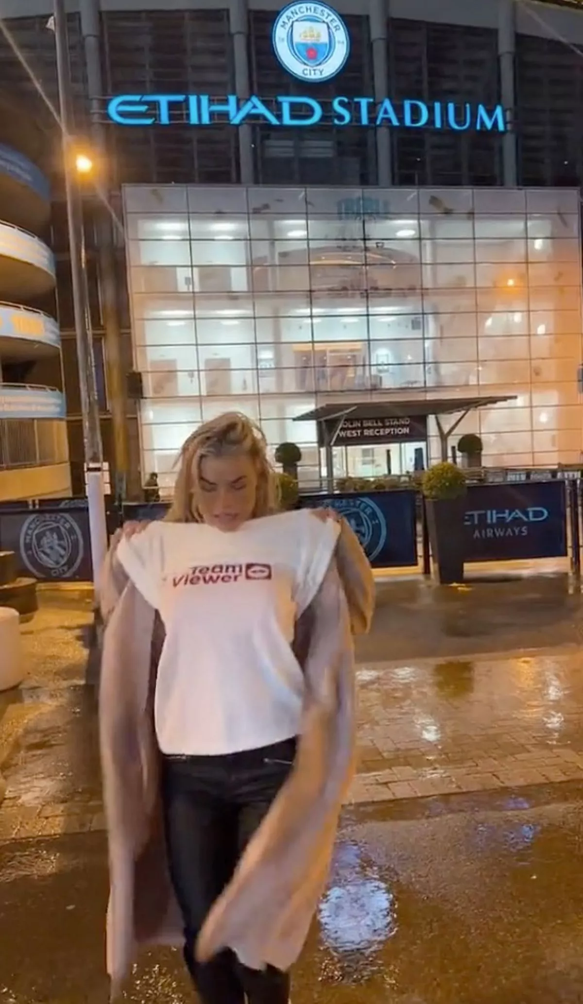 Man Utd fan flashes her boobs